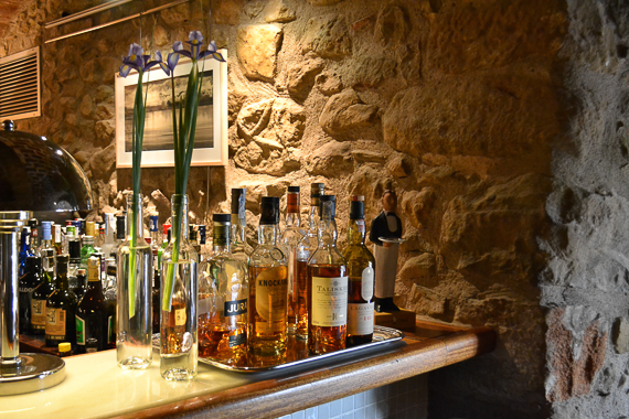 Bar area at the romantic Hotel la Plaça