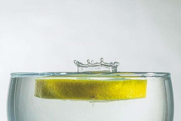 lemon splashing in water